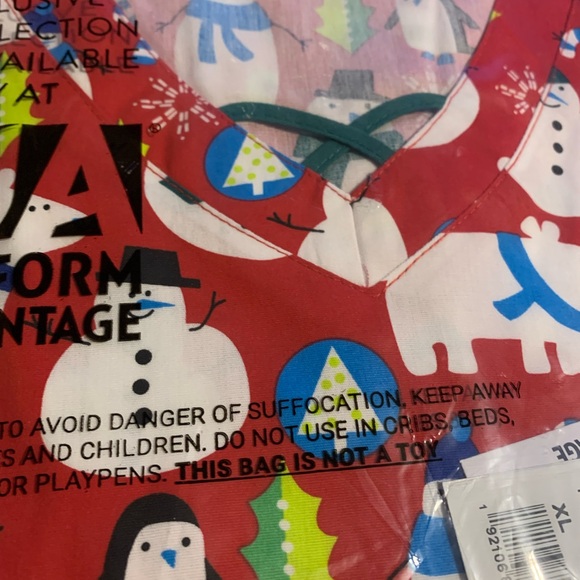 Butter-soft holiday scrub top. Women’s XL $12 - Picture 4 of 4